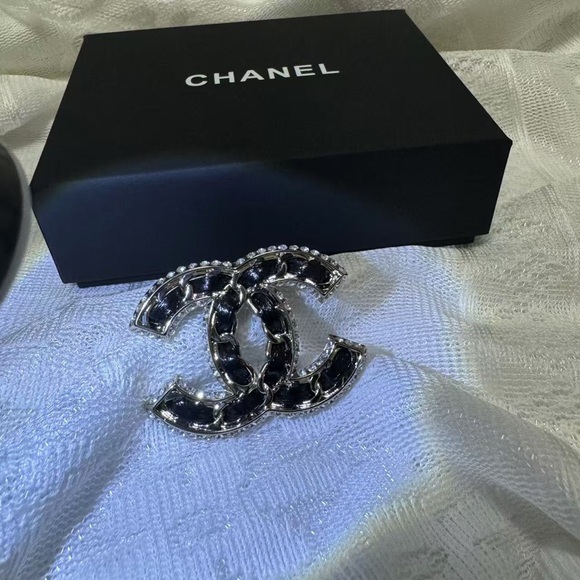 Chanel brooch 💕 - Picture 1 of 7